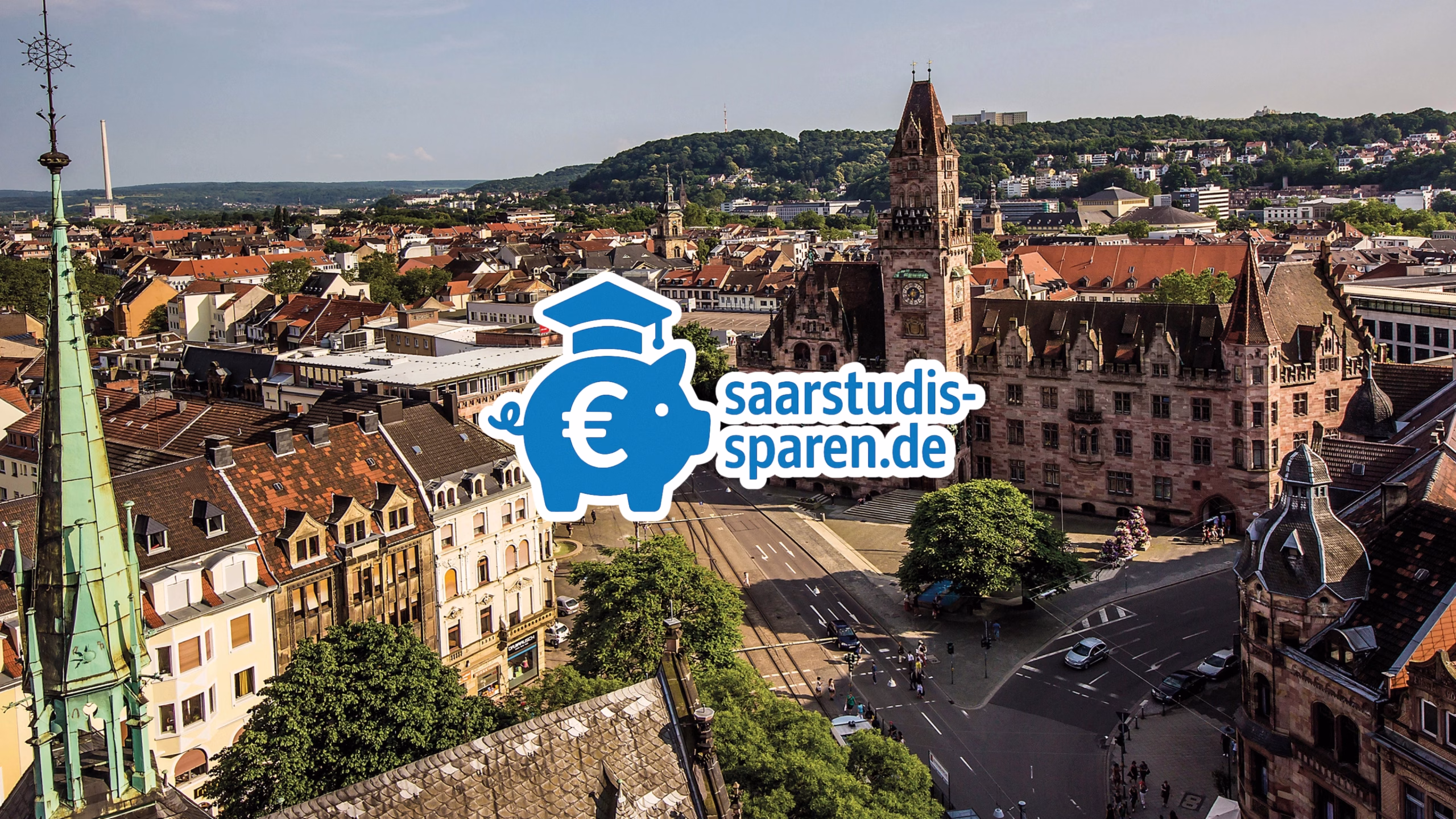 Panoramablick auf Saarbrücken mit Logo von saarstudis-sparen.de für Studierende