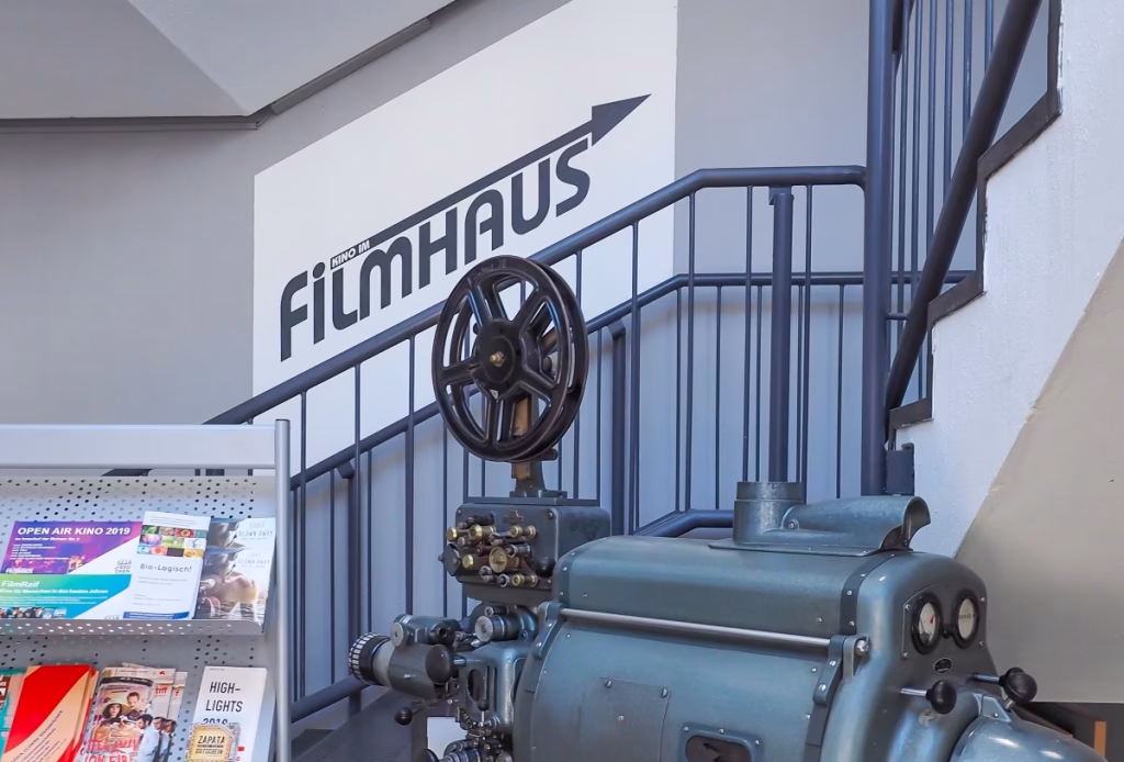 Alte Filmkamera im Foyer des Kino im Filmhaus Saarbrücken neben