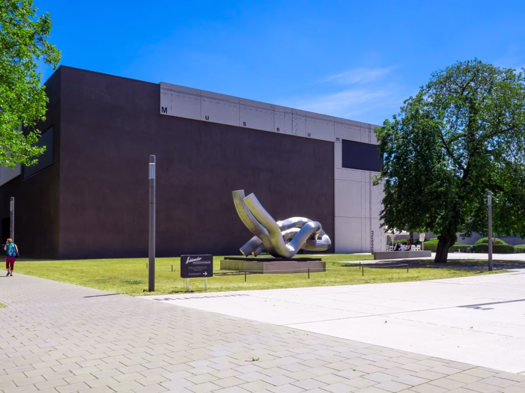 Moderne Galerie Saarbrücken mit Skulptur im Außenbereich bei sonnigem Wetter