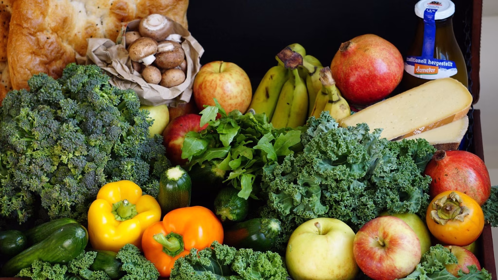 Frisches Obst und Gemüse mit Brot, Käse und Saft – regionale Lebensmittel für gesunde Ernährung