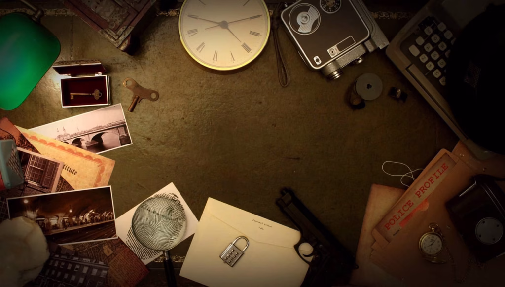 Escape Room Utensilien mit Rätseln, Schlüssel, Code-Schloss und Detektiv-Accessoires auf altem Tisch