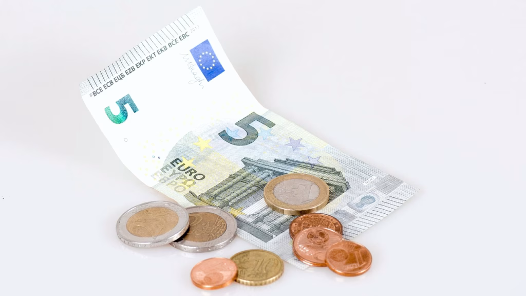 Euro Münzen und 5-Euro-Schein – Geld sparen und Finanzen im Alltag besser verwalten